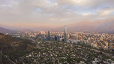 Santiago City, Sunset ve Andes Dağları 'nda. Hava Hızı Hızı, Zaman Hızı. Şili. İnsansız Hava Aracı Yan Uçuyor