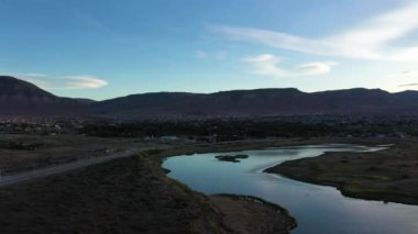 El Calafate City Patagonya 'da, Arjantin' de yazın. Dağlar ve Göl. Hava görüntüsü. İnsansız Hava Aracı Yana ve Yukarı Uçar