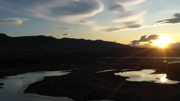 Calafate City Patagonië Argentinië Bij Zonsondergang Zomer Bergen Meer Luchtfoto — Stockvideo