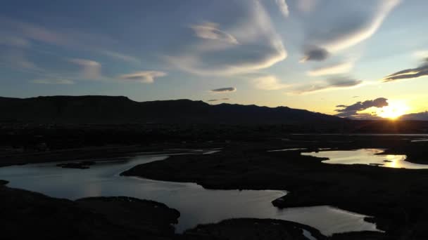阿根廷巴塔哥尼亚的El Calafate市 夏季日落 山和湖 空中景观 无人机向上飞 — 图库视频影像