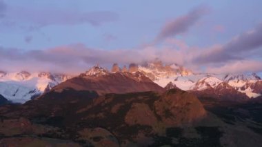 Clouds 'da Fitz Roy Dağı. Tepeler ve karla kaplı dağlar. And Dağları, Patagonya, Arjantin. Hava görüntüsü. Yörüngede