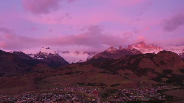 Mount Fitz Roy Clouds Chalten Town Morning Twilight Hills Snow — Vídeos de Stock