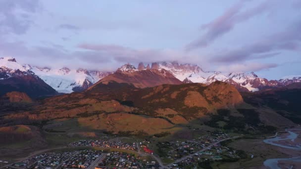 云彩镇和艾尔查尔顿镇的菲茨罗伊山 山和雪山 安第斯 巴塔哥尼亚 阿根廷 空中景观 飞行员飞向前方 — 图库视频影像