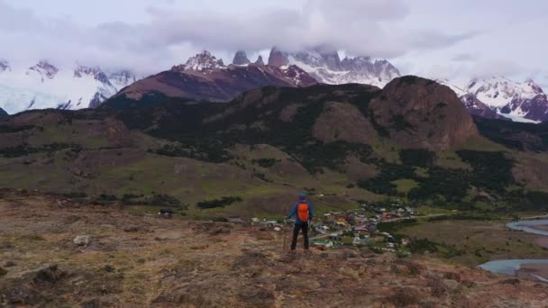 Mochilero Senderista Con Mochila Trekking Poles Está Mirando Monte Fitz — Vídeo de stock