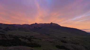 Sunset 'teki Dağlar ve Tepeler. And Dağları, Patagonya, Arjantin. Hava görüntüsü. İnsansız Hava Aracı Yana ve Yukarı Uçar