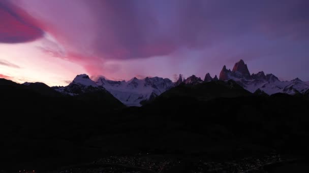 Mount Fitz Roy Illuminated Chalten Town Notte Nuvole Colorate Colline — Video Stock
