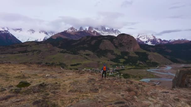 Mochilero Excursionista Con Mochila Senderismo Polacos Está Pie Mirando Monte — Vídeo de stock