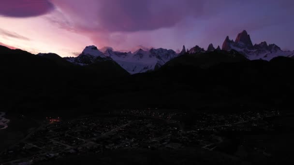 Mount Fitz Roy Illuminated Chalten Town Night Inglés Nubes Coloridas — Vídeos de Stock