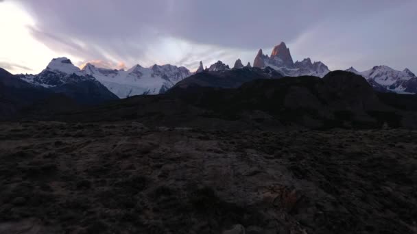 夕方にはフィッツ ロイ山 チェロ トーレ山 チャルテン町があります 丘陵と雪に覆われた山々 アンデス パタゴニア アルゼンチン 空中展望 — ストック動画