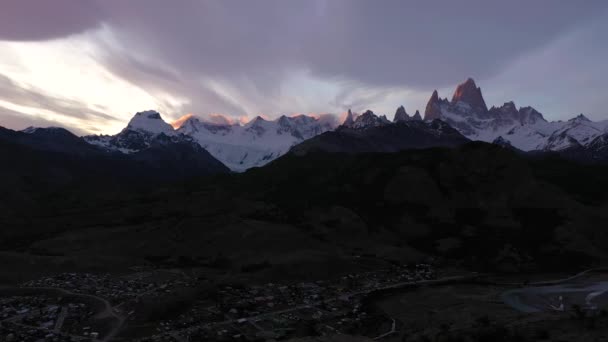 フィッツ ロイ山 チェロ トーレ山 チャルテン町の日没 丘陵と雪に覆われた山々 アンデス パタゴニア アルゼンチン 空中展望 — ストック動画