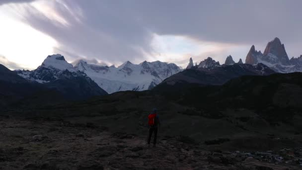 Wandelaar Met Rugzak Wandelstokken Kijkend Naar Mount Fitz Roy Cerro — Stockvideo