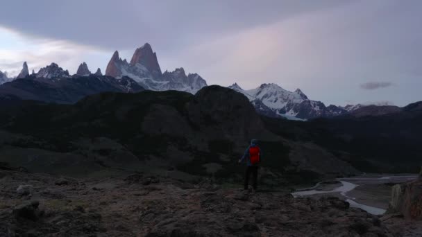 Reiziger Met Rugzak Wandelstokken Kijkend Naar Mount Fitz Roy Cerro — Stockvideo