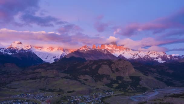 Mount Fitz Roy Nubes Amanecer Hills Snow Capped Mountains Andes — Vídeos de Stock