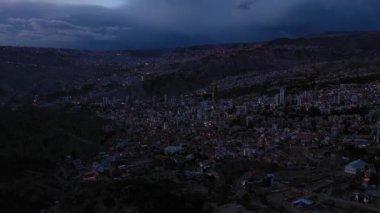 Akşam Alacakaranlığı 'nda Paz City' nin ışıltısı. Hava görüntüsü. Zona Sur Bölgesi. Bolivya 'da. Mavi Saat. Drone İleri Uçuyor, Eğil. Görüntü Görüntüsü