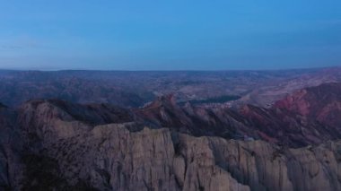 Sabah Alacakaranlığı 'nda La Paz yakınlarında kaya oluşumları. Valle de la Luna. Hava görüntüsü. Zona Sur Bölgesi. Bolivya 'da. Mavi Saat. İnsansız hava aracı yandan uçuyor. Geniş Görüntü