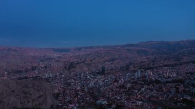 Sabah Alacakaranlığı 'nda La Paz Skyline. Hava görüntüsü. Zona Sur Bölgesi. Bolivya 'da. Mavi Saat. İnsansız hava aracı yandan uçuyor. Geniş Görüntü