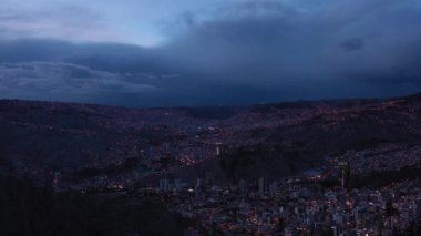 Gece köpüklü La Paz City manzarası. Hava görüntüsü. Zona Sur Bölgesi. Bolivya 'da. Mavi Saat. İnsansız hava aracı yandan uçuyor. Orta Çekim