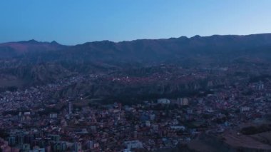 Sabah Alacakaranlığı 'nda La Paz Skyline. Hava görüntüsü. Zona Sur Bölgesi. Bolivya 'da. Mavi Saat. İnsansız hava aracı yandan uçuyor. Orta Çekim