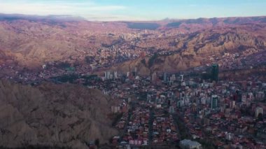 Gün doğumunda La Paz City 'de. Hava görüntüsü. Zona Sur Bölgesi. Bolivya 'da. Altın Saat. Drone İleri Uçuyor, Eğil. Şutu göster. Orta boy shot. Çekim Kuruluyor