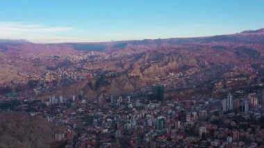 Gün doğumunda La Paz City 'de. Hava görüntüsü. Zona Sur Bölgesi. Bolivya 'da. Altın Saat. İnsansız hava aracı yandan uçuyor. Geniş Görüntü
