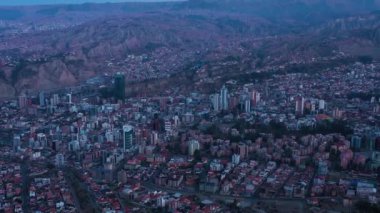 Sabah Alacakaranlığı 'nda La Paz Skyline. Hava görüntüsü. Zona Sur Bölgesi. Bolivya 'da. Mavi Saat. İHA geriye doğru uçar, yukarı doğru. Geniş açı. Çekim Kuruluyor