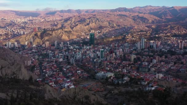 La Paz City à Sunrise. Vue Aérienne. District de Zona Sur. La Bolivie. Golden Hour. Drone s'envole vers l'avant, inclinez-vous. Révéler le tir. Tir moyen. Établissement du tir