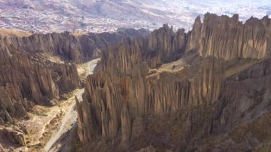 Valle de las Animas Spires ve Rock Formasyonları. La Paz, Bolivya. Hava görüntüsü. İHA İleri Uçar, Eğilir