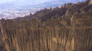 Valle de las Animas Spires ve Rock Formasyonları. La Paz, Bolivya. Hava görüntüsü. Drone İleri Uçuyor