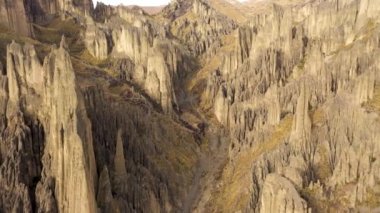 Valle de las Animas Kuleleri. La Paz, Bolivya yakınlarında kaya oluşumu. Hava görüntüsü. Drone İleri Uçuyor