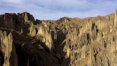 Valle de las Animas Kuleleri. La Paz, Bolivya yakınlarında kaya oluşumu. Hava görüntüsü. Drone İleri Uçuyor
