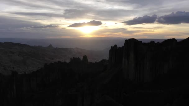 日没時に動物の尖塔シルエットの谷 ボリビアのラパス都市景観 空中展望 ドローンが上に飛ぶ — ストック動画