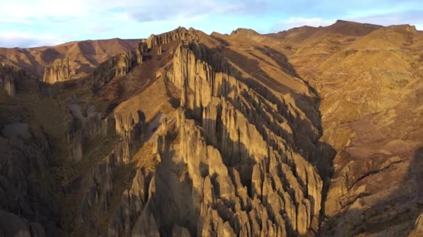 용골자리 Las Animas Glowing Spires 볼리비아의 라마데이라 근처에 공중에서 전진하다 — 비디오
