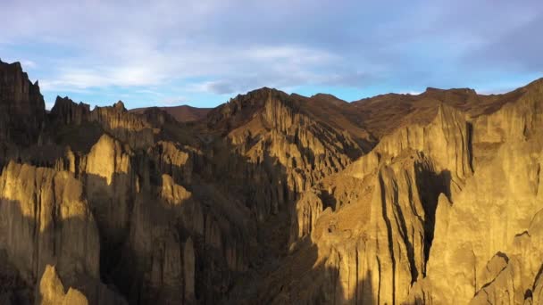 スパイアを育てる動物の谷 晴れた日にボリビアのラパス近くの岩の形成 空中展望 ドローンが前に飛ぶ — ストック動画
