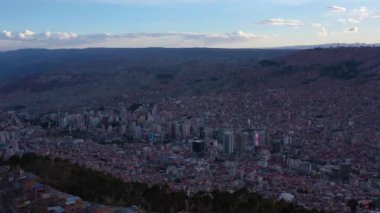 La Paz Şehir Manzarası. Hava görüntüsü. Bolivya 'da. Altın Saat. İnsansız hava aracı yandan uçuyor. Orta Çekim