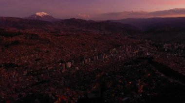 Akşam Alacakaranlığı 'nda La Paz Cityscape ve Illimani Dağı. Hava görüntüsü. Bolivya 'da. Mavi Saat. Drone İleri Uçuyor, Eğil. Geniş açı. Görüntü Görüntüsü