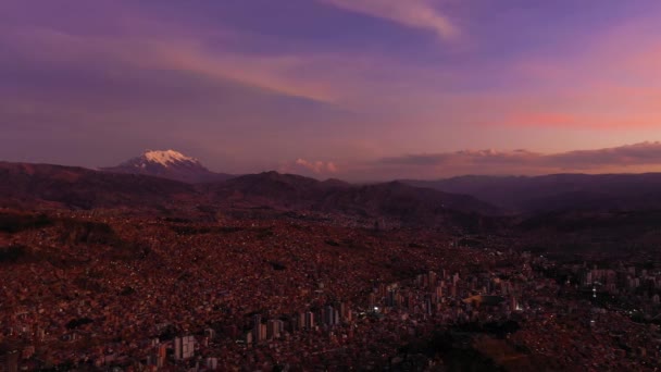 Paz Cityscape Illimani Mountain Avondschemering Luchtfoto Bolivia Blauw Uur Drone — Stockvideo