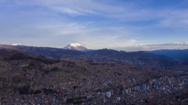 La Paz Cityscape ve Illimani Dağı. Hava Hızı Hızı, Zaman Hızı. Bolivya 'da. Altın Saat. İnsansız hava aracı yandan uçuyor. Geniş Görüntü