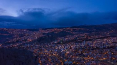 Gece köpüklü La Paz City manzarası. Hava Hızı Hızı, Zaman Hızı. Zona Sur Bölgesi. Bolivya 'da. Mavi Saat. İnsansız hava aracı yandan uçuyor. Orta Çekim