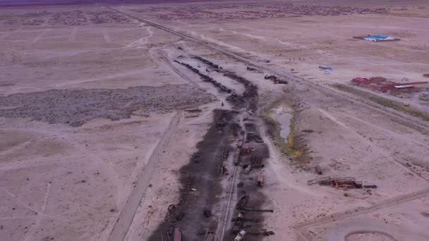 Vlakový Hřbitov Městě Uyuni Letecký Pohled Bolívie Dron Letí Vpřed — Stock video