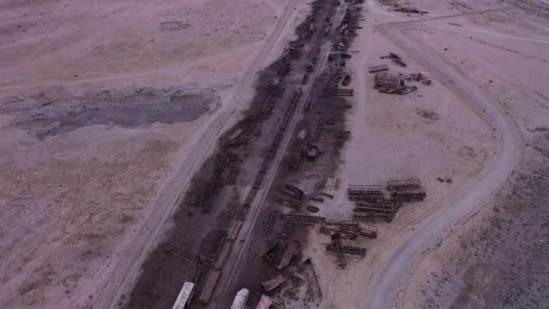 ウユニ町の列車墓地 空中展望 ボリビア ドローンが前に飛ぶ — ストック動画