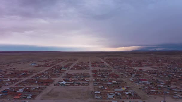 Uyuni City Und Wolkenverhangener Himmel Luftaufnahme Bolivien Drohne Fliegt Seitlich — Stockvideo