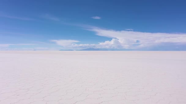 Hombre Viajero Confiado Mirando Uyuni Salt Flats Día Soleado Vista — Vídeo de stock
