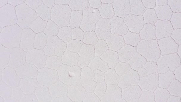 白ウユニ塩フラット六角形の形成 サラー ウユニ 空中展望 ボリビアのアルティプラノ 塩割れと形成 ドローンは上昇して回転します 高角度ショット — ストック動画