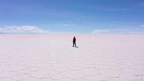 Traveler Man Looking Uyuni Salt Flats Sunny Day Inglés Vista — Vídeos de Stock