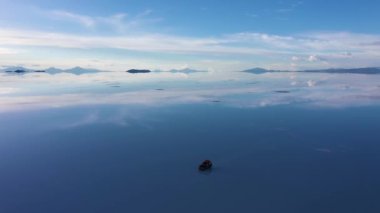 Uyuni Tuz Düzlükleri. Salar De Uyuni. Hava görüntüsü. Altiplano, Bolivya. Yağmur mevsimi. SUV arabası. Göl yüzeyinde Bulutların Yansıması