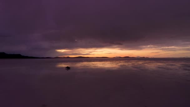 Uyuni Salt Flats Och Suv Bil Vid Solnedgången Flygutsikt Altiplano — Stockvideo