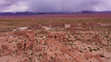 Rock Valley 'deki kaya oluşumları. Bolivya 'da. Hava görüntüsü. Drone İleri Uçuyor, Eğil. Görüntü Görüntüsü