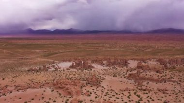 Rock Valley 'deki kaya oluşumları. Bolivya 'da. Hava görüntüsü. İnsansız Hava Aracı Yan Uçuyor