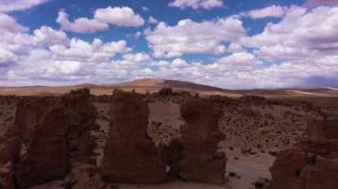 Rock Valley 'deki kaya oluşumları. Bolivya 'da. Hava görüntüsü. Drone İleri Uçuyor