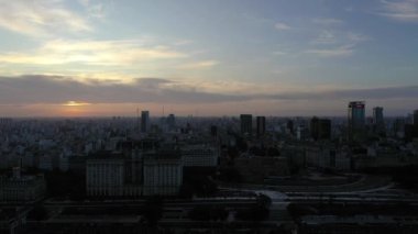 Akşam vakti Buenos Aires City Skyline 'da. Arjantin. İnsansız Hava Aracı Yan Uçuyor